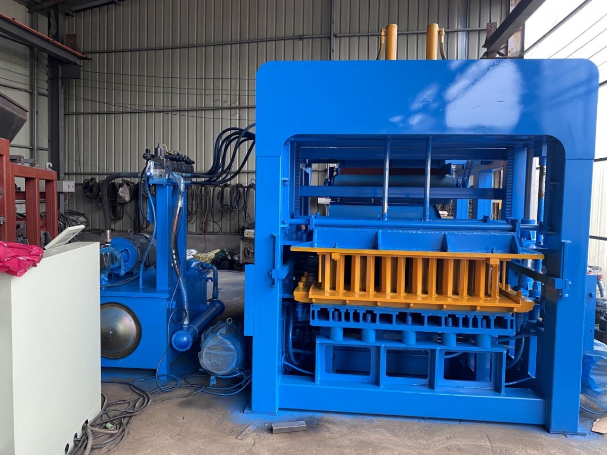 How does the cost of a tiger concrete block machine compare to traditional building materials?